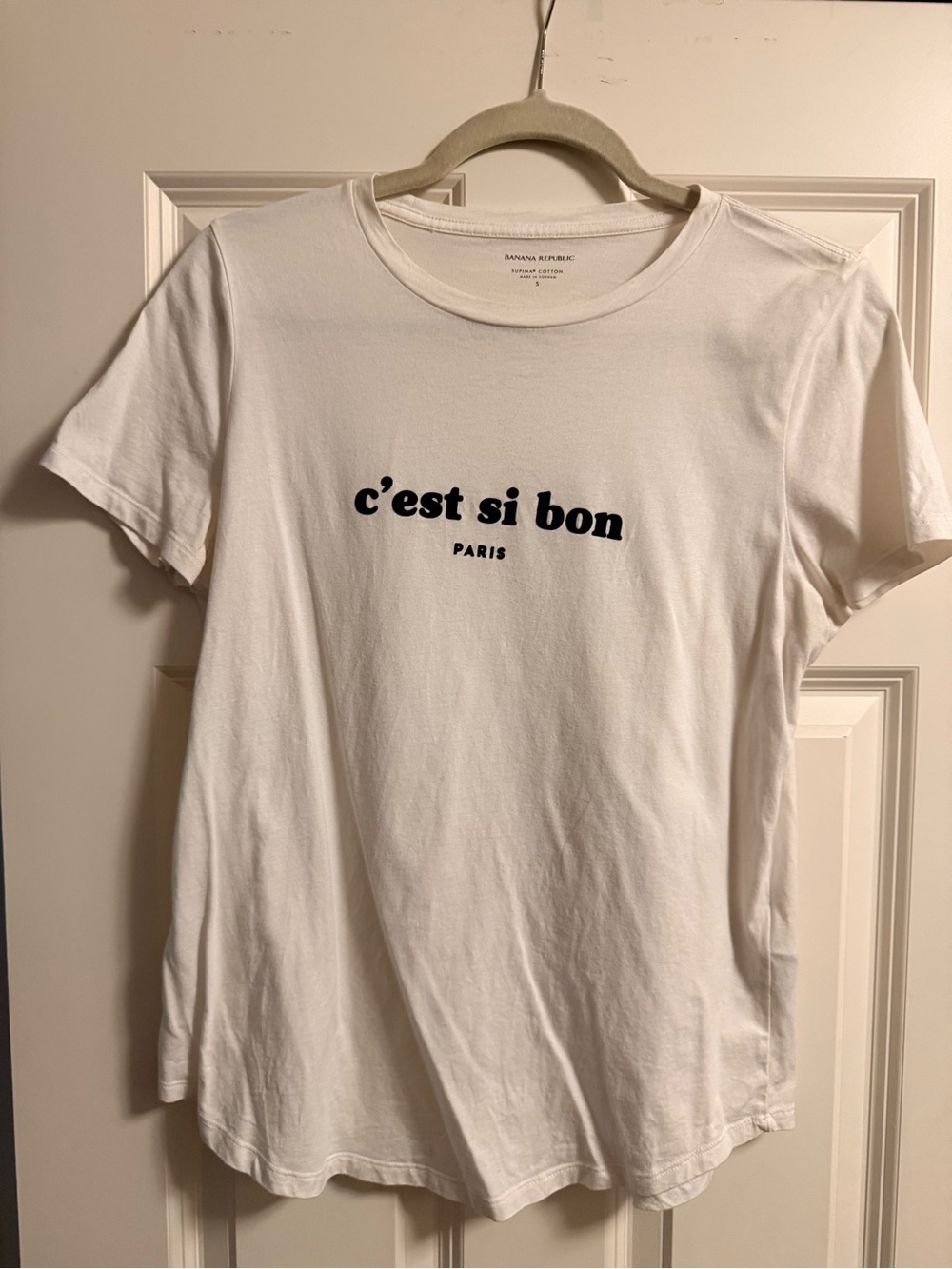 Banana Republic White Tee with Black "c'est si bon" Script